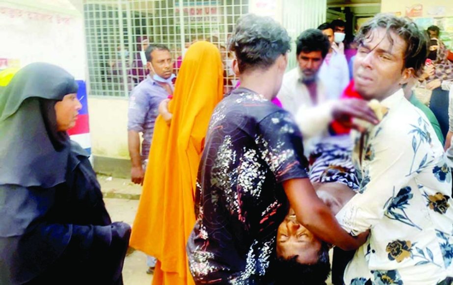 An injured man is being taken to Narsingdi Sadar Hospital as hundreds of people injured in a clash during the Union Parishad elections on Sunday. NN photo