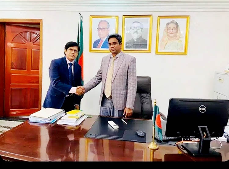 Md Saiful Islam, Sonali Bank Limited representative at Jeddah in Saudi Arabia met with the Consul General in Jeddah Md Nazmul Haque at his office recently. They discussed different initiatives to increase remittance flow from the country.