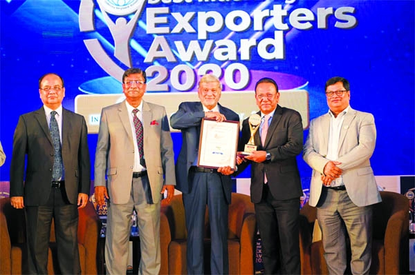 Shabab Uddin Khan, Chairman and Managing Director of Zeeshan Group of Companies, receiving the 1st prize for "Best Indenting Service Exporters Award 2020" from Planning Minister M A Mannan at a function held at a hotel in the capital recently.