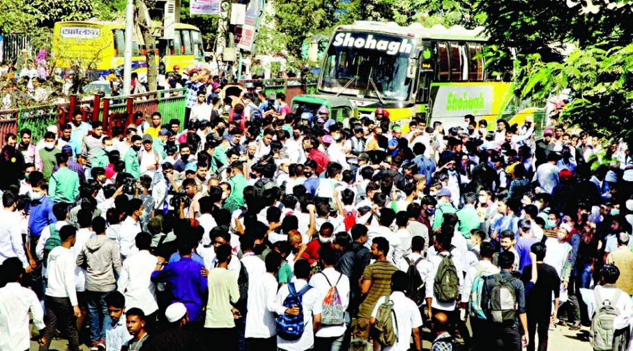 Students of different educational institutions in the capital blocked streets on Wednesday demanding half-fare for all students across the country. The photo was taken from Rampura area in the city. NN photo