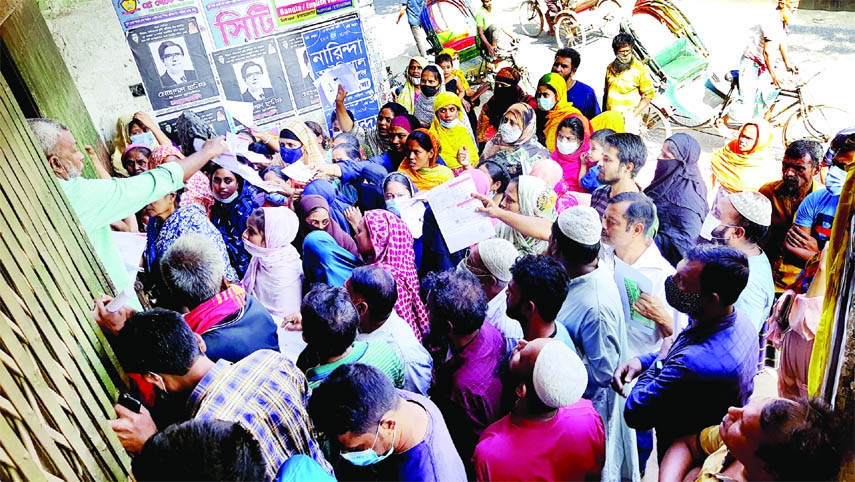 People swarm Doyaganj Health Complex in the capital on Wednesday to receive Covid-19 vaccine.
