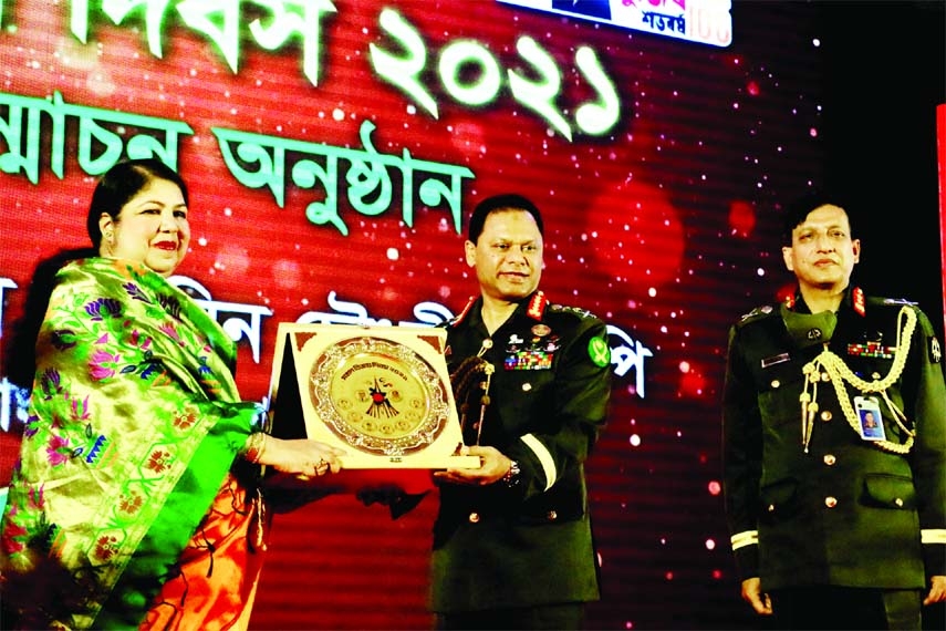 Chief of Army Staff General SM Shafiuddin Ahmed presents crest to Speaker Dr. Shirin Sharmin Chaudhury at Logo unveiling ceremony of Victory Day Parade-2021 at Army Multipurpose Complex in Dhaka Cantonment on Wednesday.