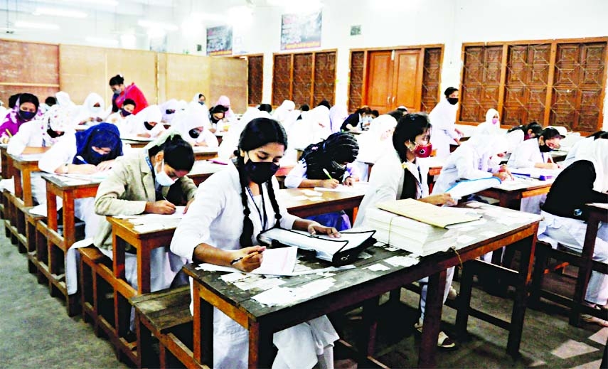 Students sit for Higher Secondary Certificate (HSC) examinations at Govt Shaheed Suhrawardy College in Old Dhaka on Thursday.