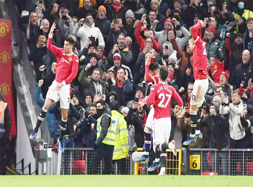 Cristiano Ronaldo (left) of Manchester United celebrates with his teammates after scoring his 800th career goal against Arsenal in a pulsating encounter at Old Trafford on Thursday.
