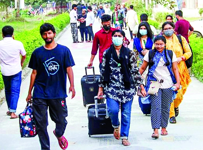 Residential students of the Khulna University of Engineering and Technology (KUET) leave campus with their belongings after authorities instructed them to vacate dormitories by Friday afternoon.