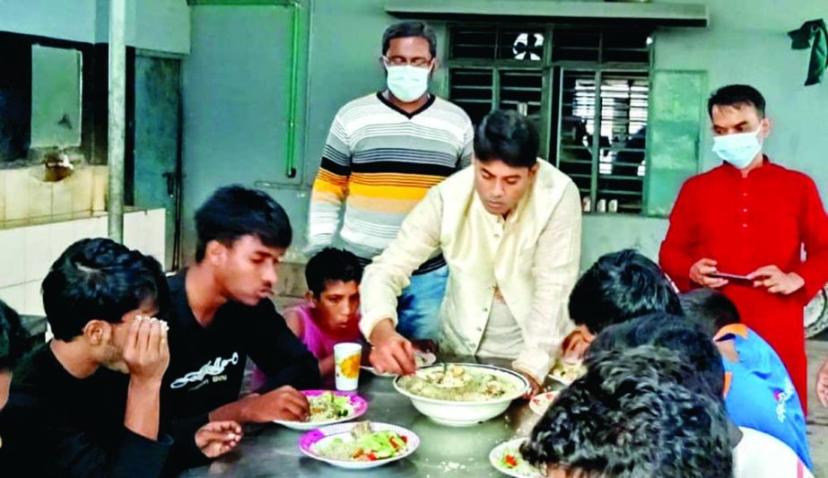 Councillor of 26 No Ward of DSCC Hasibur Rahman Manik distributes food among orphans at Sir Salimullah Muslin Orphanage in the city on Saturday marking birthday of Founder Chairman of Awami Juba League Sheikh Fazlul Haque Moni. NN photo