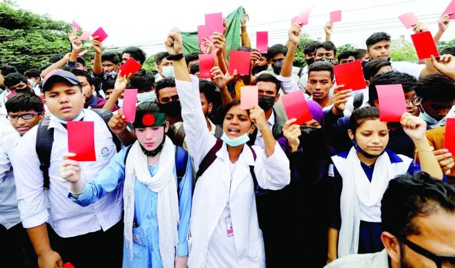 Students hold 'red card campaign' in the capital on Saturday protesting irregularities and corruption in the road transport sector. NN photo