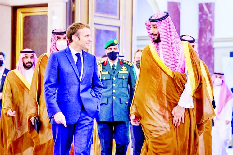 Saudi Crown Prince, Mohammed bin Salman receives French President Emmanuel Macron in Jeddah, Saudi Arabia, December 4, 2021 [Bandar AlgaloudCourtesy of Saudi Royal Court.