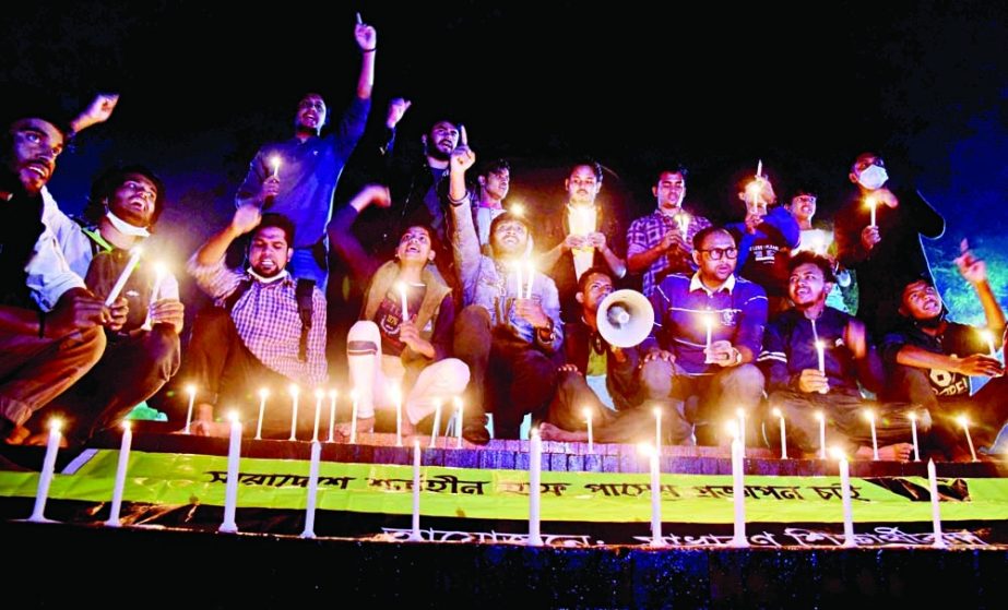 Students protesting for safe roads hold a candle lit vigil in front of the Central Shaheed Minar in the capital on Monday to press home their 11-point demands. NN photo