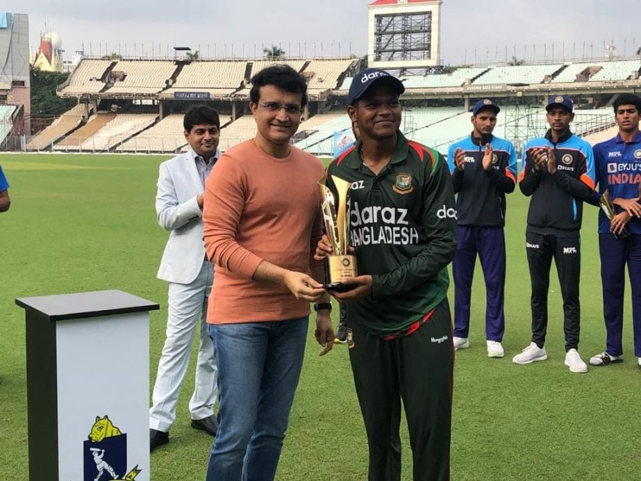 BCCI president Sourav Ganguly (left) hands over the trophy to Bangladesh U-19 captain Rakibul Hasan at Eden Gardens on Tuesday. Agency photo