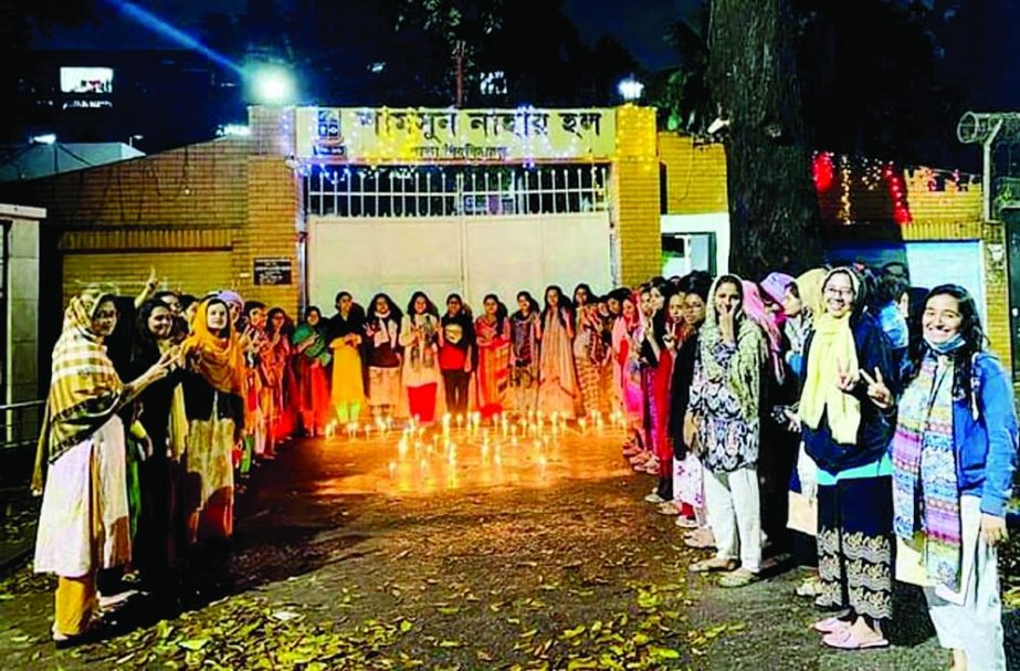 Female students hold a candle light vigil in front of the Dhaka University’s Shamsunnahar Hall in the capital on Monday night demanding expulsion of Murad Hassan from the Bangladesh Awami League. Photo: Collected