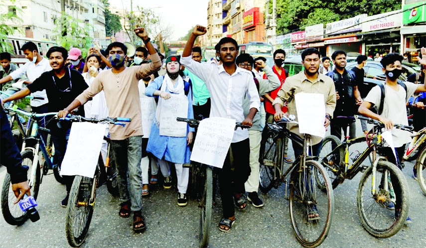 Students bring out a bicycle rally from Rampura bridge area in the capital on Wednesday demanding safe roads.