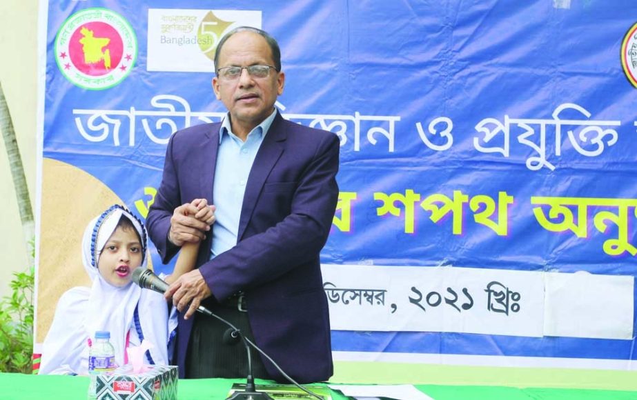 DG of National Science and Technology Museum Munir Chowdhury at an anti- corruption lecture with children at the museum in the city on Thursday. NN photo