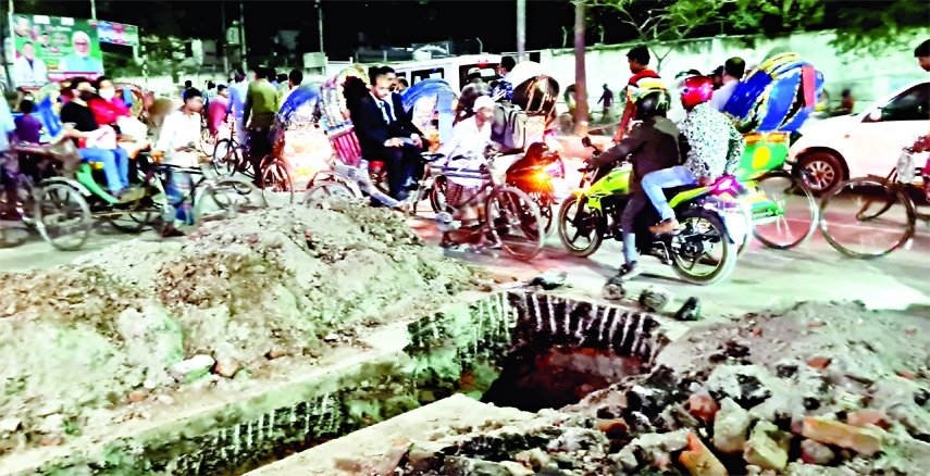 Unplanned digging of R.K. Mission Road in the city’s Motijheel C/A resulted in tremendous sufferings to city dwellers following daylong traffic jam. But nobody cares!