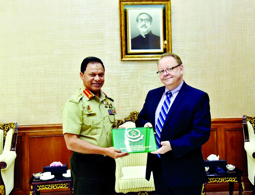 Chief of Army Staff General SM Shafiuddin Ahmed presents crest of Bangladesh Army to Canadian High Commissioner to Bangladesh Benoit Prefontaine when the latter calls on the former at Army Headquarters on Thursday.