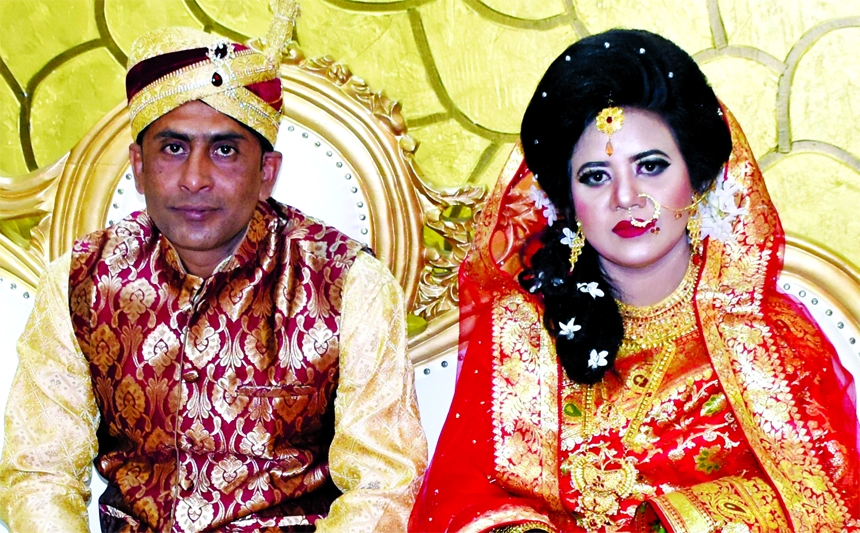 Staff of the New Nation, Moly Akhter, daughter of late Mahmudul Baki and Rakhi Begum of Faridpur ties knot with Sarwar Hossain Mamun, son of late Abdus Samad of Rajapur in Jhalakathi at a restaurant in the city on Friday.