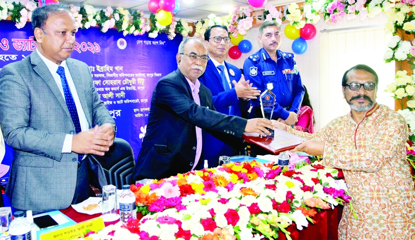 RANGPUR: Rangpur City Corporation Mayor Mostafizur Rahman Mostafa presented crests among the best tax payers as the Chief Guest on the occasion of National VAT Day and VAT Week at the Rupkatha Themepark Auditorium on Friday.