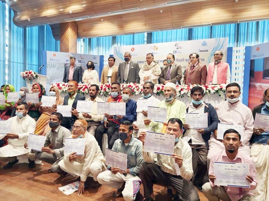 Chairman of Dhaka WASA Board Dr. Engineer Golam Mostafa, among others, at the citation prize distribuion among ideal consumers of low-income area at Buriganga Hall of Dhaka WASA Conference Center on Saturday. NN photo