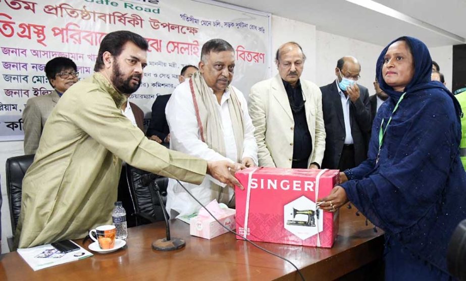 Home Minister Asaduzzaman Khan Kamal distributes sewing machines among the families of road accident victims at the Jatya Press Club on Saturday marking founding anniversary of Nirapad Sarak Chai. NN photo