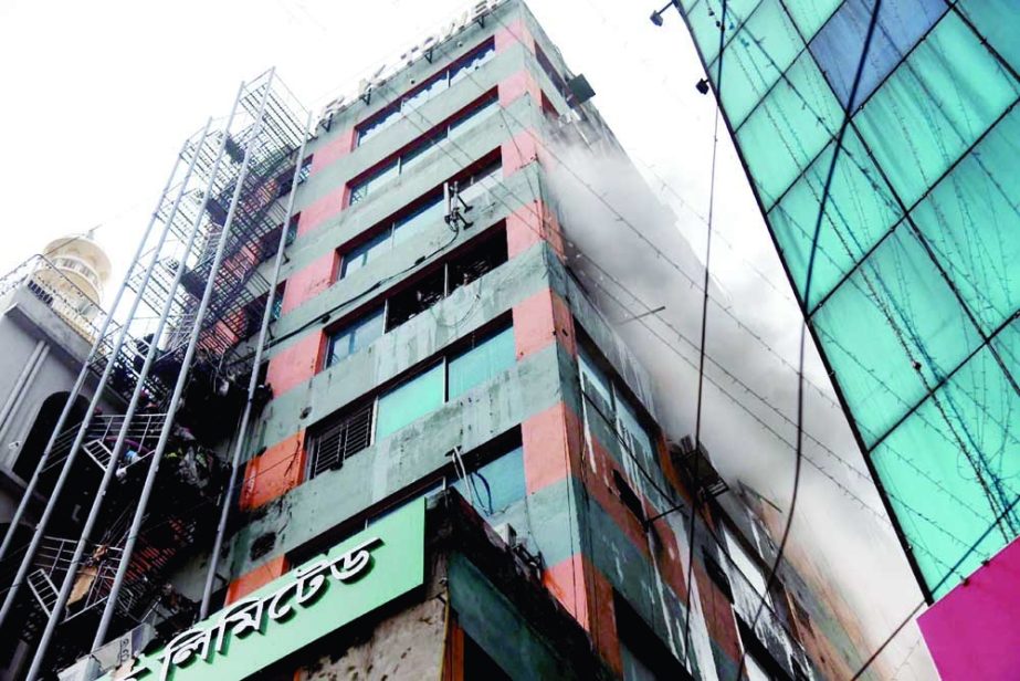 Smoke billows from the seventh floor of 'RK Tower' at Hatirpool in the capital after the building caught fire around 12:15 pm on Saturday. NN photo