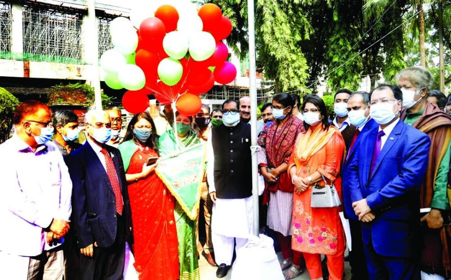 Jatiya Sangsad Speaker Dr Shirin Sharmin Chaudhury inaugurates function of Golden Jubilee of Independence by flying balloons at the National Press Club on Sunday. Liberation War Affairs Minister AKM Mozammel Haque was present on this occasion. NN photo