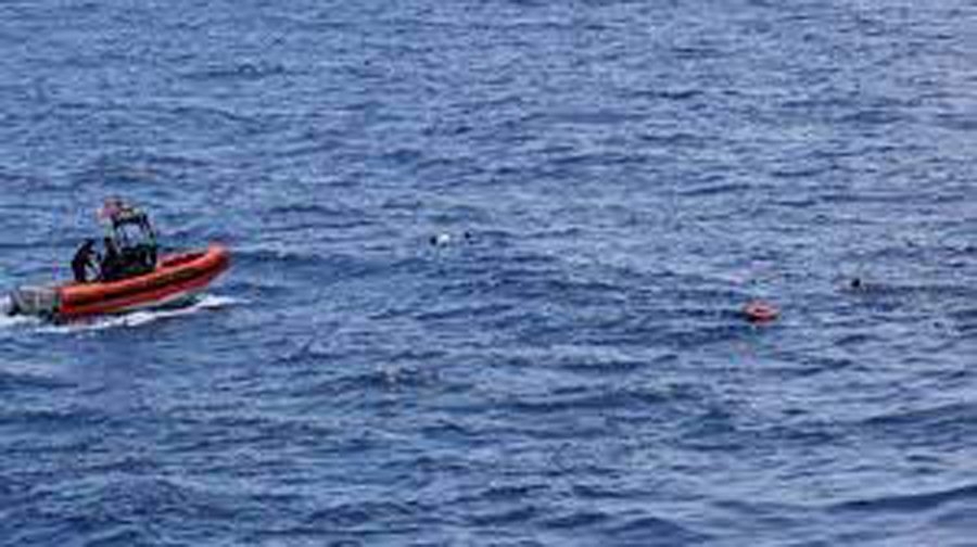 Two men died after a speedboat carrying 23 migrants sank off the coast of Cuba, the country's interior ministry said on Saturday.
