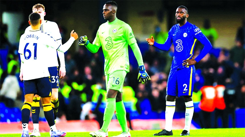 Everton's Lewis Dobbin and Chelsea's Edouard Mendy (2nd from right) greeting with fist after their Premier League Football match on Thursday.