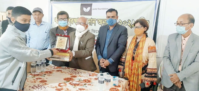 Guests at the Putul Foundation's annual awards ceremony in Ramgarh on Wednesday are distributing prizes among the winners of the speech Competition.