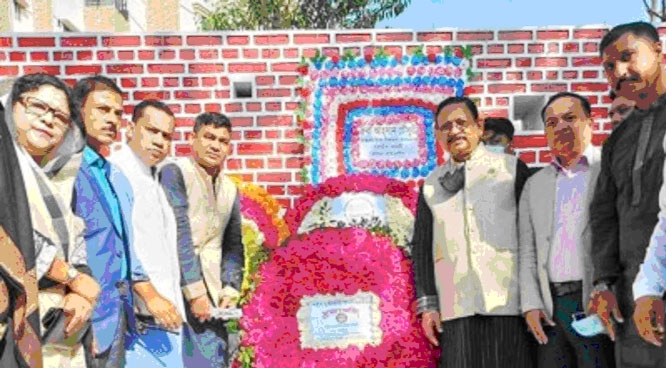 Mayor of Chattogram City Corporation Rezaul Karim Chowdhury is seen paying homage with flowers to Pahartali Massacre Memorial at Zakir Hossain Road in Khulshi on the day of Martyred Intellectuals’ Day.
