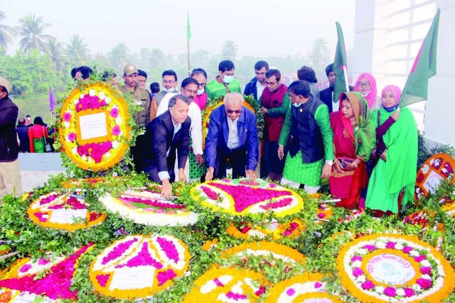 KHULNA: Engineer Md Azharul Islam, Managing Director, West Zone Power Distribution Company Limited(WZPDCL) placing wreaths at the Martyred Monument at Gllamari marking the Golden Jubilee of Victory Day on Thursday. NN photo