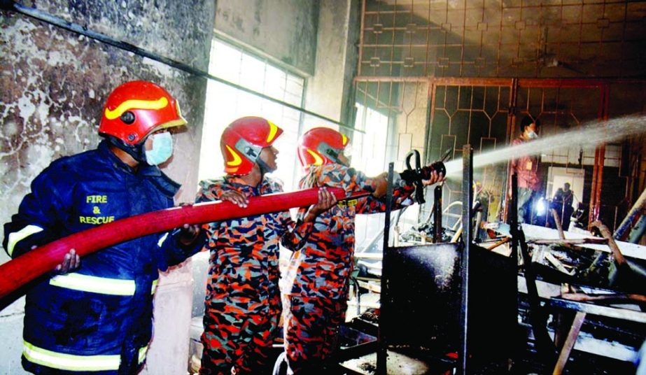 Fire Service personnel work to douse the fire that broke out at the Rangpur Medical College and Hospital (RMCH) on Monday morning. NN photo