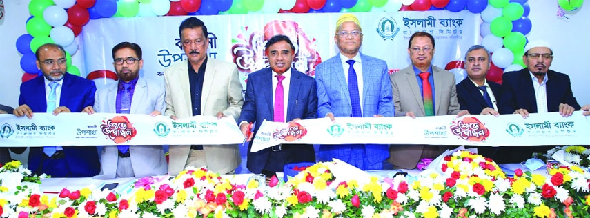 Muhammad Qaisar Ali, AMD of Islami Bank Bangladesh Limited (IBBL), inaugurating its Kakoli Sub-Branch under Banani Branch in the capital recently. Senior executives of the bank were present.