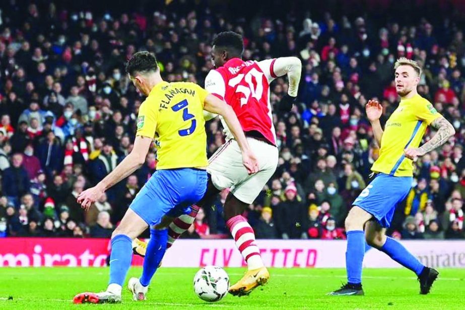 Arsenal's striker Eddie Nketiah (center) flicks the ball past Sunderland's defender Tom Flanagan (left) as he scores his third goal during the English League Cup quarter-final football match at the Emirates Stadium in London on Tuesday. Agency photo