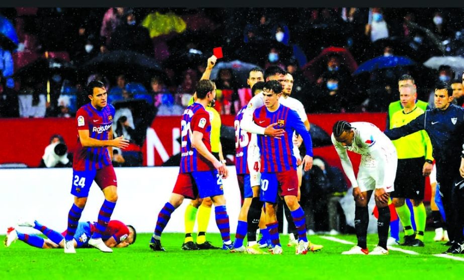 Sevilla's Jules Kounde (3rd from left) is shown a red card by referee Carlos Del Cerro during the LaLiga match against Barcelona at the Pizjuan Stadium in Seville, Spain on Tuesday. Agency photo