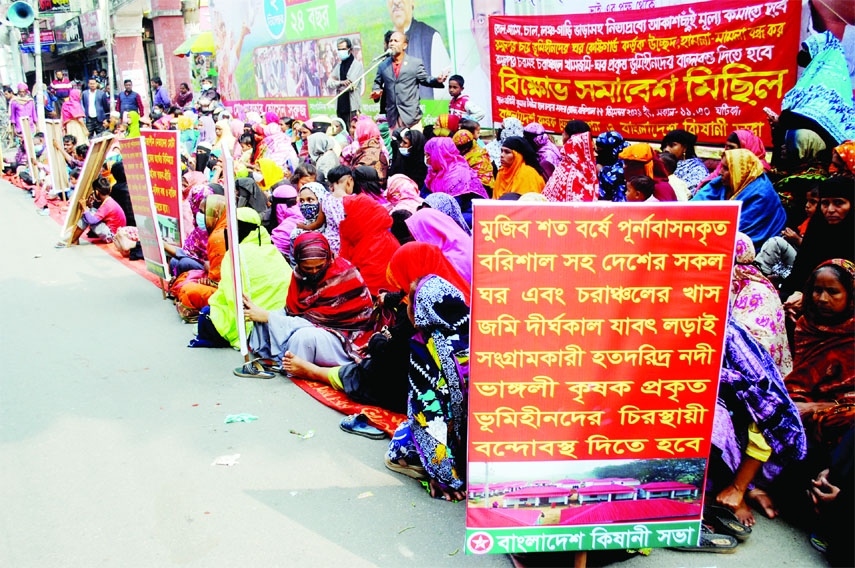 BARISHAL : Landless people at Barishal organise a procession on Wednesday demanding allotment of government land, protesting eviction and price hike of essential items organised by Bangladesh Kishani Federation.