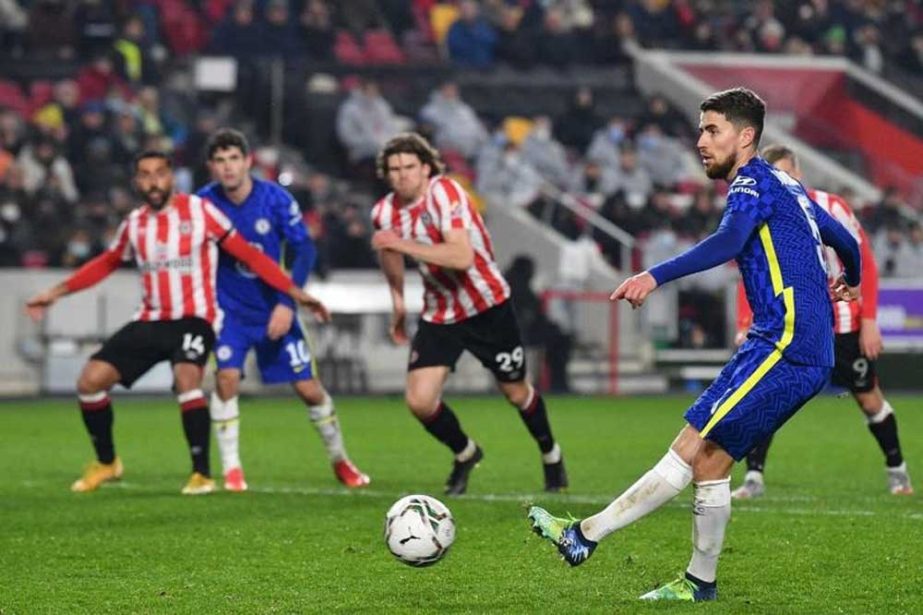 Chelsea's midfielder Jorginho (right) scores their 2ndgoal from the penalty spot during the English League Cup quarter-final football match against Brentford at Brentford Community Stadium in London on Wednesday. Agency photo