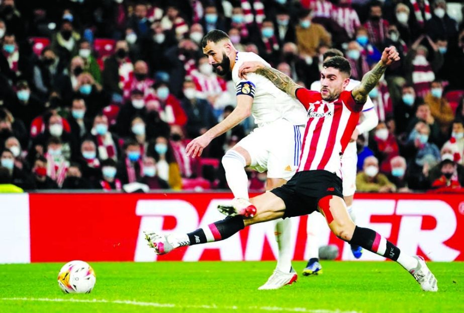 Real Madrid's Karim Benzema (left) shoots at goal during their La Liga match away to Athletic Bilbao on Wednesday. Agency photo
