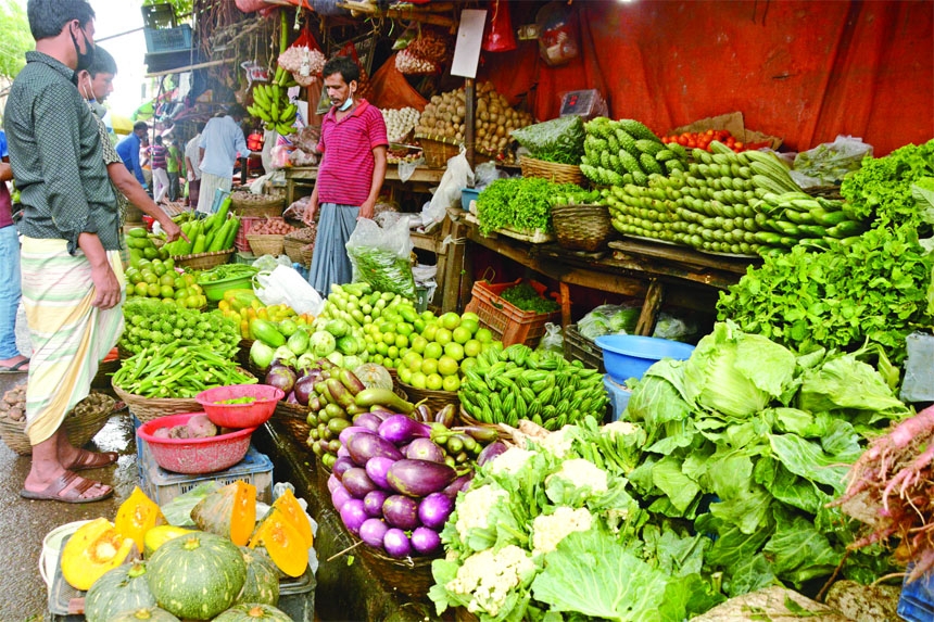 Different varieties of winter vegetables are on sale at a shop of old Dhaka's Moulvi Bazar on Friday.
