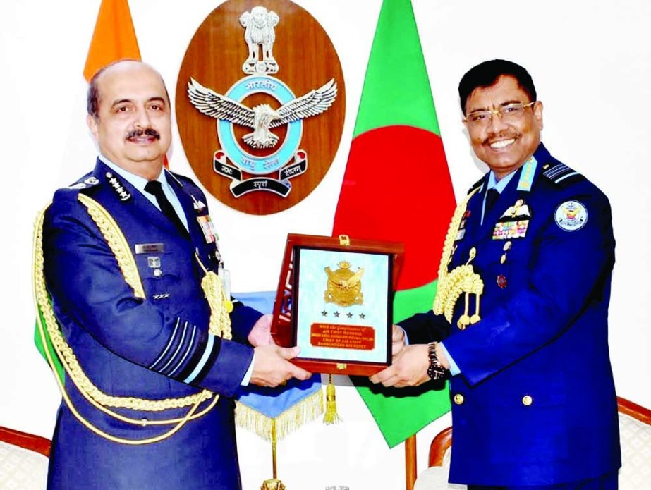 Chief of Air Staff of Bangladesh Air Chief Marshal Sheikh Abdul Hannan presents crest to his Indian counterpart VR Chaudhari, PVSM AVSM VM ADC. ISPR photo