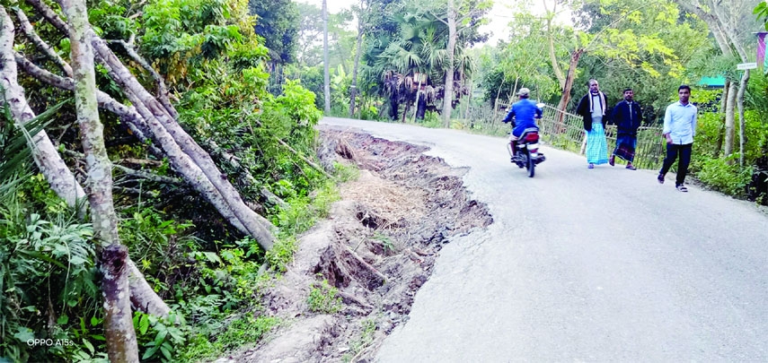 MADHUKHALI (Faridpur) : The communication between Madhukhali and Baliakandi Upazila has been hampered recently as the damaged road of Dumain Ramlal High School Point went into a pond.