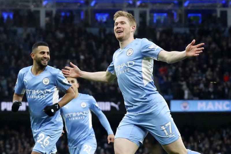 Manchester City's Kevin De Bruyne (right) celebrates with Riyad Mahrez (left) after scoring the opening goal against Leicester City in English Premier League soccer match at Etihad stadium in Manchester, England on Sunday. AP photo
