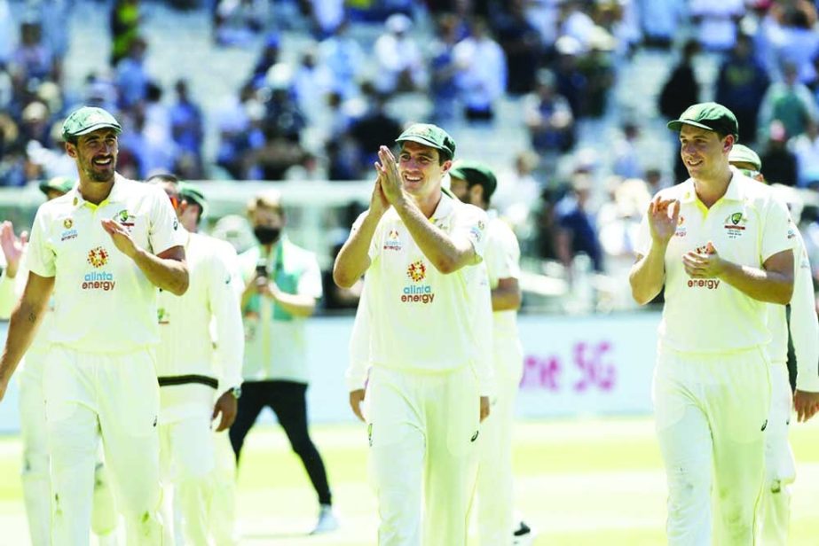 Australian players applaud the crowd after their victory and retaining the Ashes at the end of the third day of the third Ashes cricket Test match in Melbourne on Tuesday. Agency photo