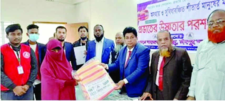 CHANDPUR: Adv Sohel Rushdie, a noted social worker, distributes blankets as the Chief Guest among the cold hit poor people at Jilani Chisty College premises under Chandpur Sadar organised by Provat, a socio cultural organisation, on Monday.