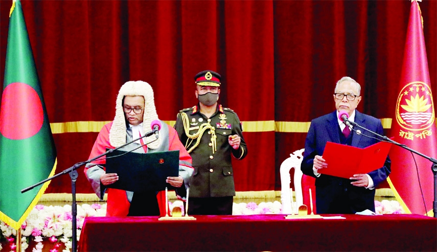 President M Abdul Hamid administers the oath of office to Hasan Foez Siddique as the country's 23rd chief justice at a brief ceremony at the Darbar Hall of Bangabhaban on Friday.