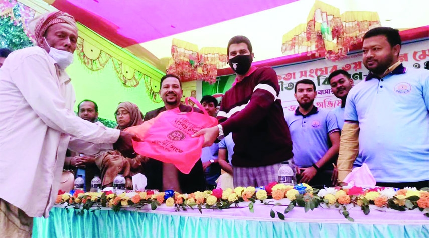 MURADNAGAR (Cumilla): Blankets were distributed among the poor people at Nurunnahar Girls' High School in Muradnagar Upazila organised by Ekata Sangho on Friday.