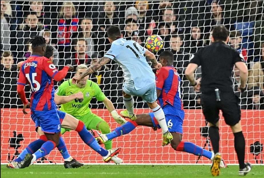 Manuel Lanzini (center) of West Ham scores a goal against Crystal Palace during their Premier League soccer match on Saturday. Agency photo