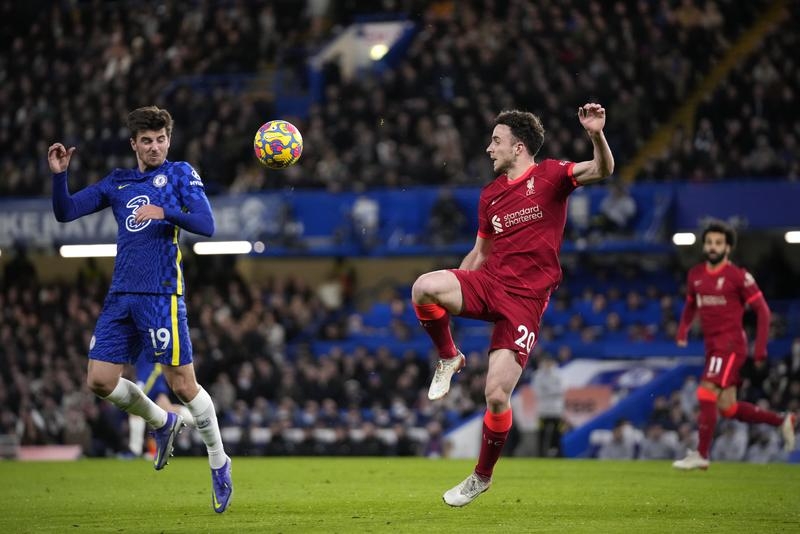 Chelsea's Mason Mount (left) challenges Liverpool's Diogo Jota during the English Premier League soccer match between Chelsea and Liverpool at Stamford Bridge in London on Sunday. AP photo