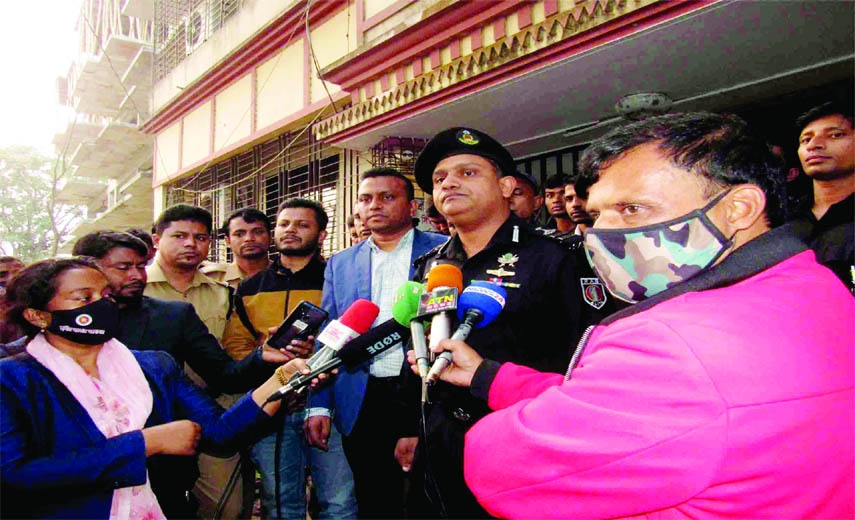 GAZIPUR : Khandaker Al Moin, Director of Legal and Media Wing of RAB, addresses a press briefing on Monday about five arrested persons with yabas from Bhawal Drug Rehab Centre in Tankirpar Kalasikder Ghat area .