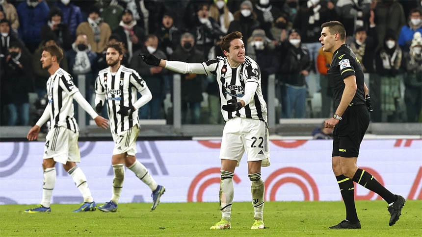 Federico Chiesa (second from right) of Juventus appeals to referee Simone Sozza (right) during their Serie A clash with Napoli at Allianz Stadium in Turin, Italy on Thursday.