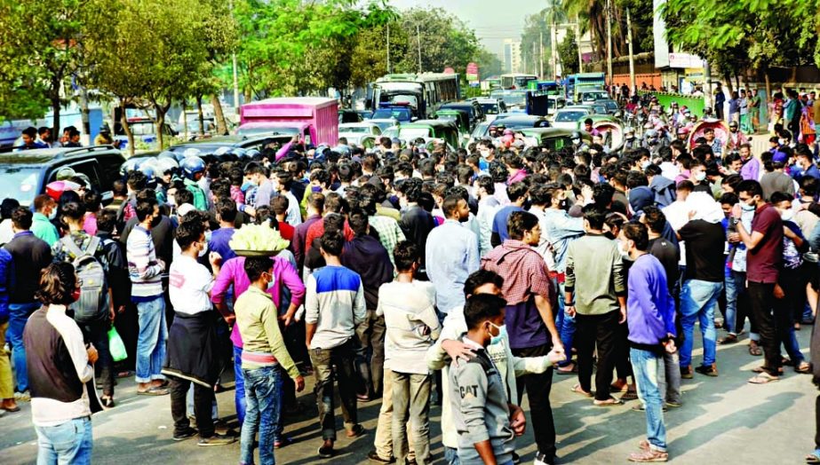 Students of the Bangladesh University of Textiles block Tejgaon main road in the capital on Saturday demanding online exams. NN photo